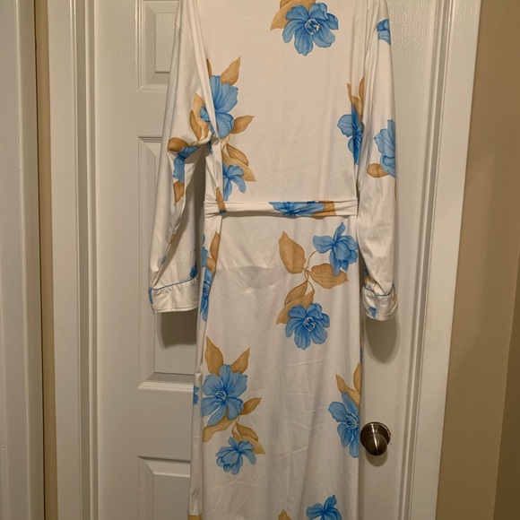 Gorgeous Summer Weight Bath Robe - Picture 5 of 8